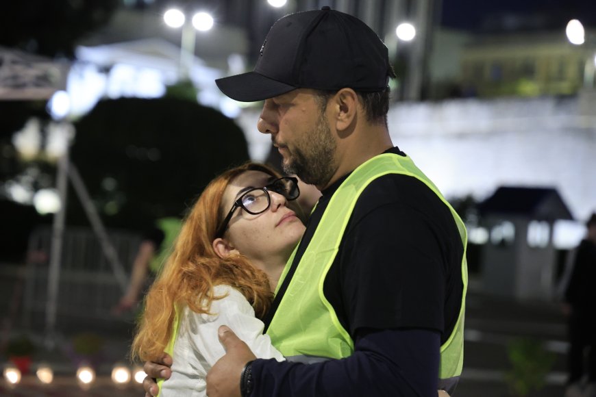 Κωνσταντοπούλου και Ρούτσι καθάρισαν το χώρο μπροστά από το Μνημείο του Αγνώστου Στρατιώτη