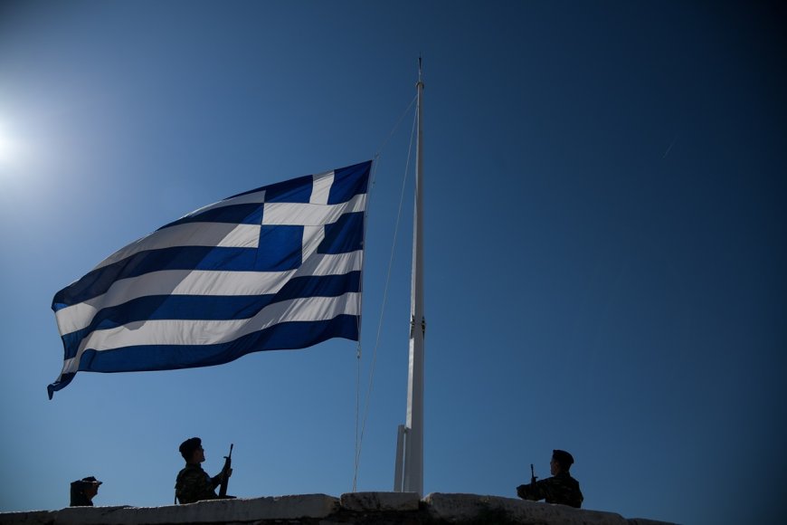 Έπαρση σημαίας στην Ακρόπολη: Η αυγή της μνήμης