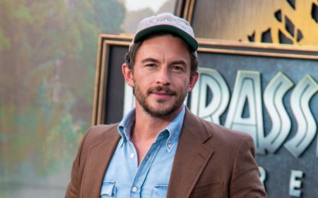 O Τζόναθαν Μπέιλι ανακηρύχθηκε ως ο πιο σέξι άνδρας για το 2025 – Ο πρώτος ανοιχτά γκέι που κατακτά τον τίτλο