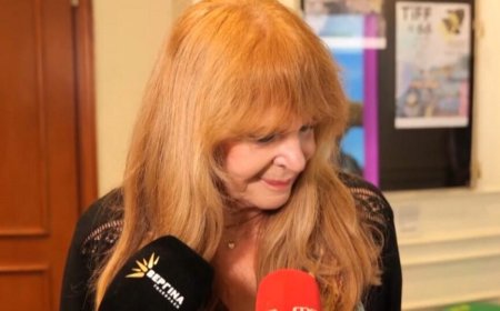 Συγκινημένη η Χλόη Λιάσκου στις κάμερες – Σπάνια δημόσια εμφάνιση για την ηθοποιό