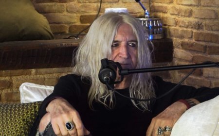 Νίκος Καρβέλας για πασίγνωστο Έλληνα τραγουδιστή-συνθέτη: «Κάθε φορά που τον ακούω να τραγουδάει με πιάνουν τα γέλια, πιο χάλια φωνή δεν υπάρχει»