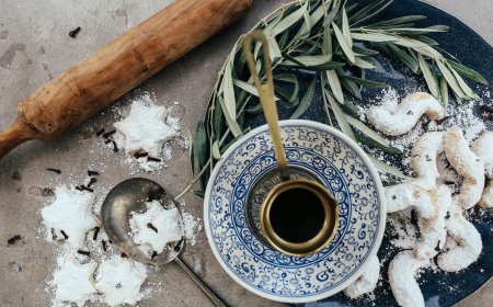 Μελομακάρονα και κουραμπιέδες, τιμή 2025: Στα ίδια επίπεδα, παρά τις πιέσεις στην αγορά