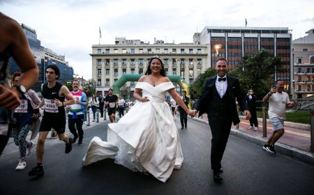 Μαραθώνιος Αθήνας 2025: Μελλόνυμφοι «έτρεξαν» μαζί με τους δρομείς