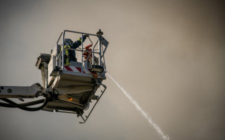 Φωτιά Μαρίνα Ζέας: Συναγερμός τα ξημερώματα