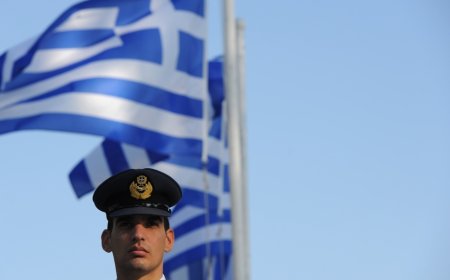 Γιορτή Ενόπλων Δυνάμεων 2025 Ακρόπολη: Συγκίνηση στην έπαρση της σημαίας στον Ιερό Βράχο