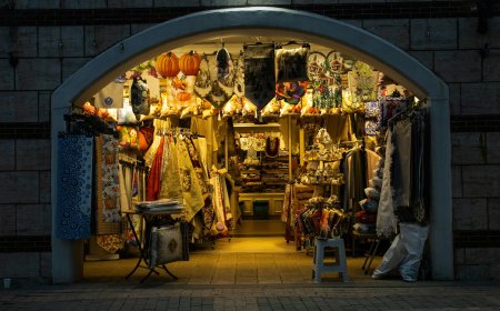 Εορταστικό ωράριο Χριστουγέννων 2025 Αθήνα – Πειραιάς: “Ζεσταίνεται” η αγορά