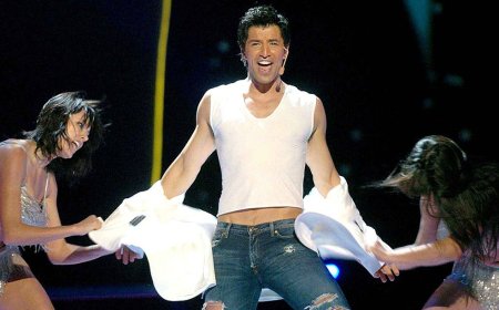 Σάκης Ρουβάς: Η πτώση του πάνω στη σκηνή που «πάγωσε» το κοινό – Δείτε το βίντεο