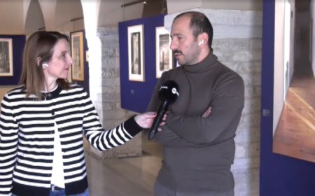 Σιωπή, φως και πίστη: Ο Γιώργος Ταξίδης ζωγραφίζει το Άγιον Όρος ως «Τόπο Ζωής»