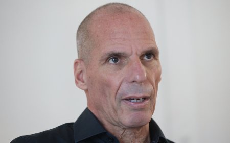 Βαρουφάκης για βιβλίο Τσίπρα: “Αυτοεξευτελισμός όσα λέει για τα κουπόνια”