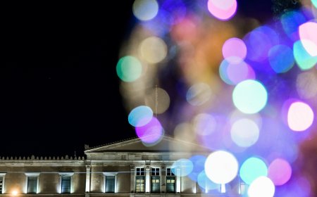 Η Αθήνα φορά τα γιορτινά της: Το Σύνταγμα φωτίζεται, η πόλη ζωντανεύει