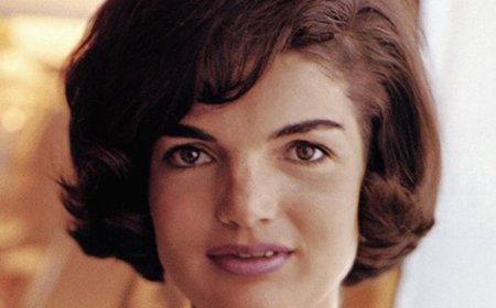 Σε δημοπρασία το βιολετί παλτό της Τζάκι Κένεντι Ωνάση: Ένα ιστορικό ένδυμα από τη νύχτα της εκλογής του JFK