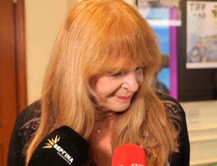 Συγκινημένη η Χλόη Λιάσκου στις κάμερες – Σπάνια δημόσια εμφάνιση για την ηθοποιό