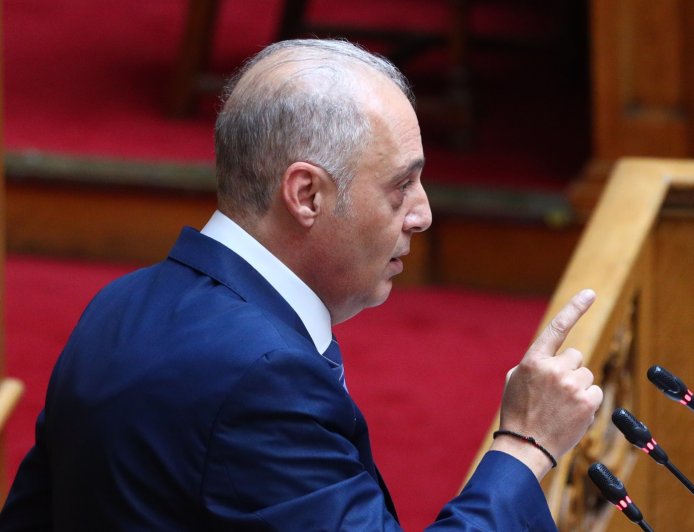 Προσωπικός αριθμός: Κατά της χρήσης του Βελόπουλος, Νατσιός