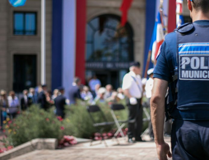 Συναγερμός στο Παρίσι: Άνδρας με μαχαίρι σε σιδηροδρομικό σταθμό