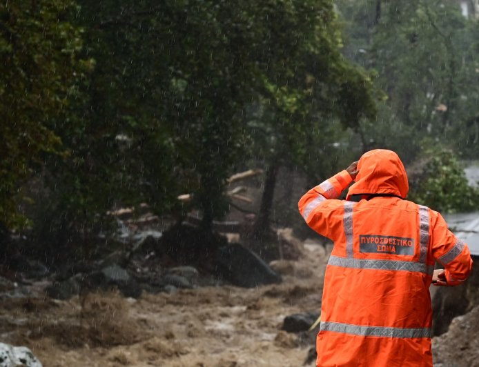 Κακοκαιρία στη Δυτική Ελλάδα: Πλημμύρες, κατολισθήσεις, απεγκλωβισμοί και μπαράζ από 112
