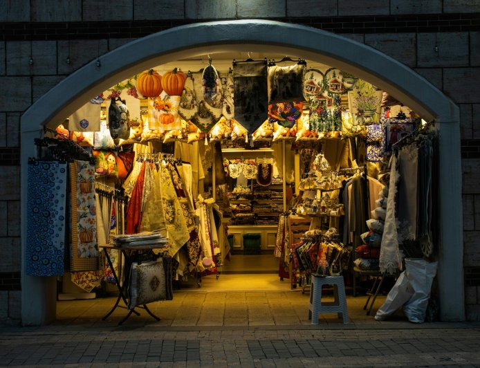 Εορταστικό ωράριο Χριστουγέννων 2025 Αθήνα – Πειραιάς: “Ζεσταίνεται” η αγορά