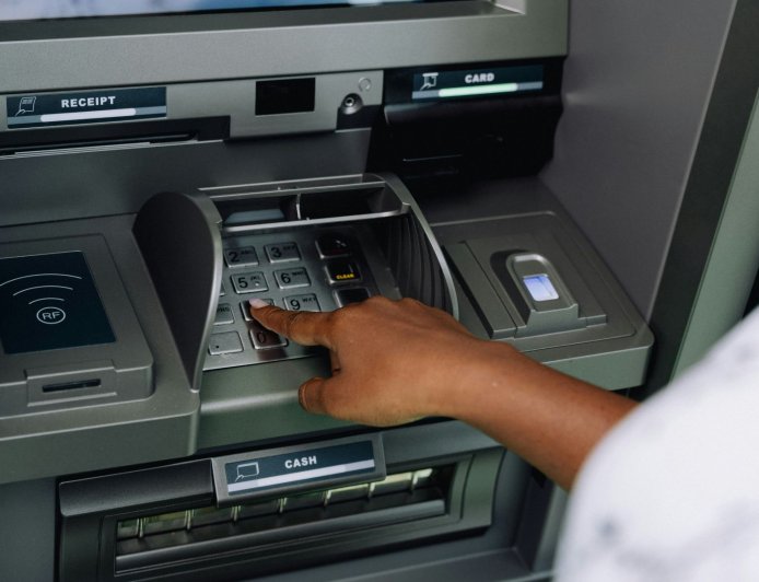 ΕΦΚΑ – ΔΥΠΑ πληρωμές 2025: Ποιοι πηγαίνουν στα ΑΤΜ