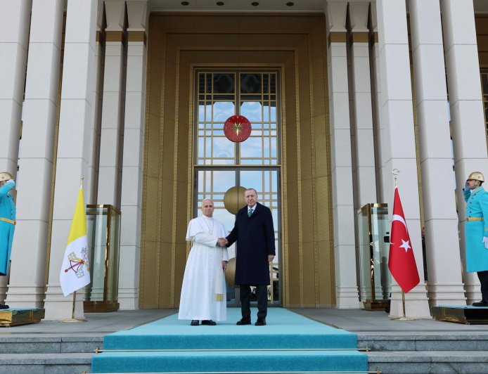 Πάπας Λέων Τουρκία: Οι συμβολισμοί, οι απουσίες και ο γεωπολιτικός αντίκτυπος