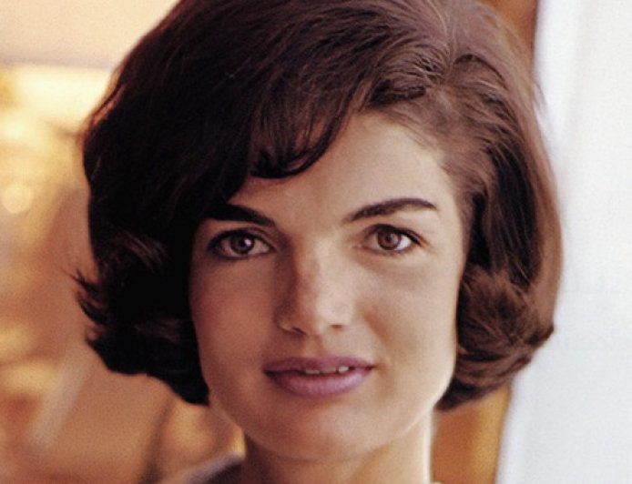 Σε δημοπρασία το βιολετί παλτό της Τζάκι Κένεντι Ωνάση: Ένα ιστορικό ένδυμα από τη νύχτα της εκλογής του JFK