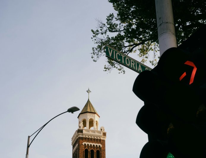 Έψαχνε για χρυσό και κράταγε… έναν από τους σπανιότερους μετεωρίτες