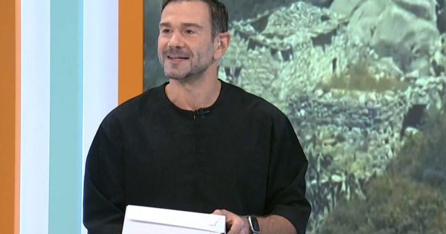 Ο Τάσος Ιορδανίδης μπήκε στο πλατό κερνώντας γλυκά: «Εμένα αυτή η γυναίκα θα με καθορίζει για όλη μου τη ζωή»