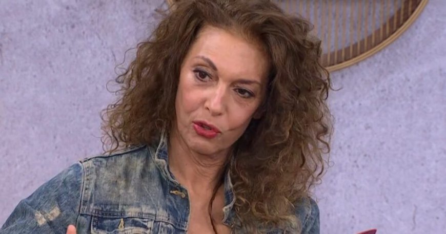 Δήμητρα Παπαδήμα: «Είναι πάρα πολύ ωραίο να κοιμάσαι μόνη σου, γράφω ποιήματα στον ύπνο μου»