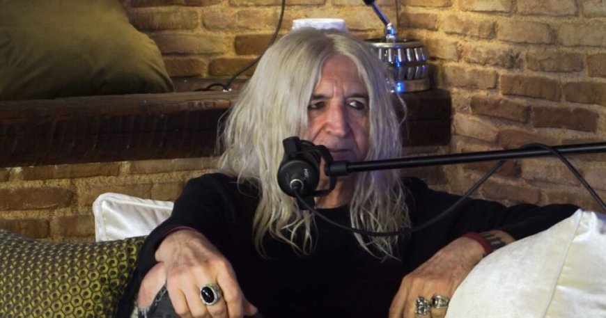 Νίκος Καρβέλας για πασίγνωστο Έλληνα τραγουδιστή-συνθέτη: «Κάθε φορά που τον ακούω να τραγουδάει με πιάνουν τα γέλια, πιο χάλια φωνή δεν υπάρχει»