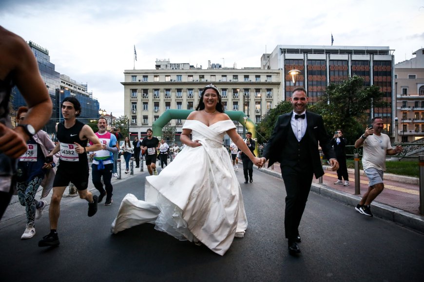 Μαραθώνιος Αθήνας 2025: Μελλόνυμφοι «έτρεξαν» μαζί με τους δρομείς