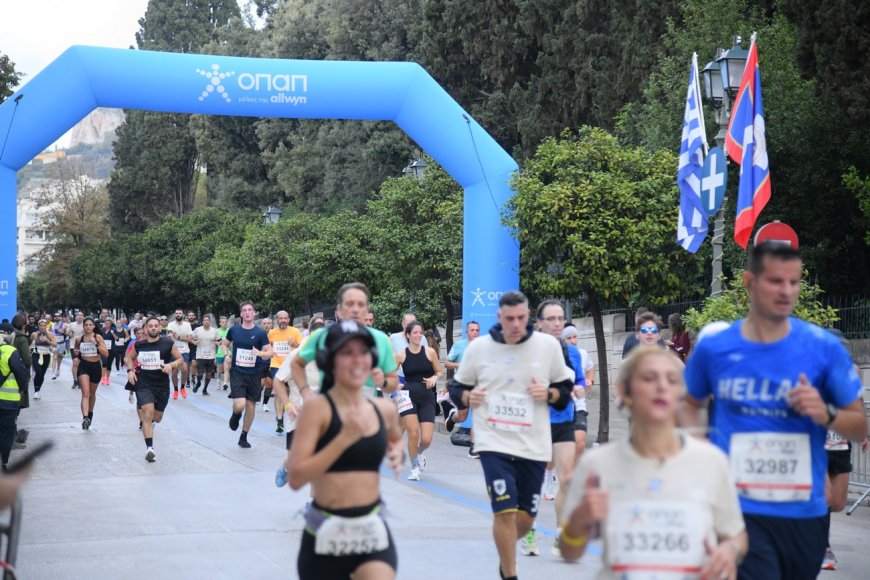 Το μεγαλύτερό βήμα τους μέχρι το επόμενο έκαναν οι δρομείς του 42ου Αυθεντικού Μαραθωνίου της Αθήνας