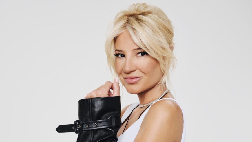 Η Φαίη Σκορδά στόλισε το Χριστουγεννιάτικο δέντρο και η γάτα της έκλεψε την… παράσταση