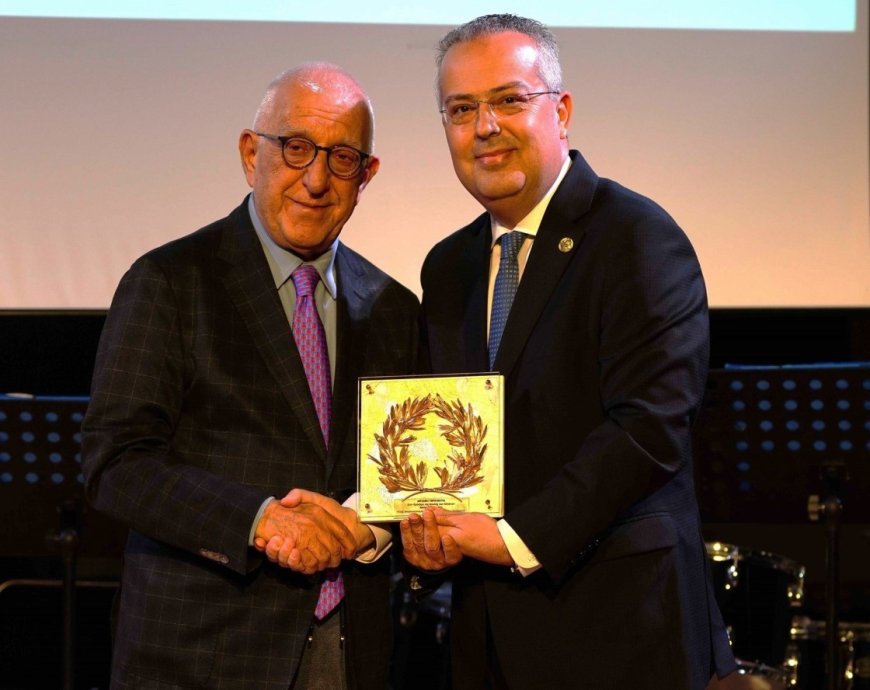 Το «Βραβείο Περικλέους» στον Νικήτα Κακλαμάνη από τον Δήμο Παπάγου-Χολαργού