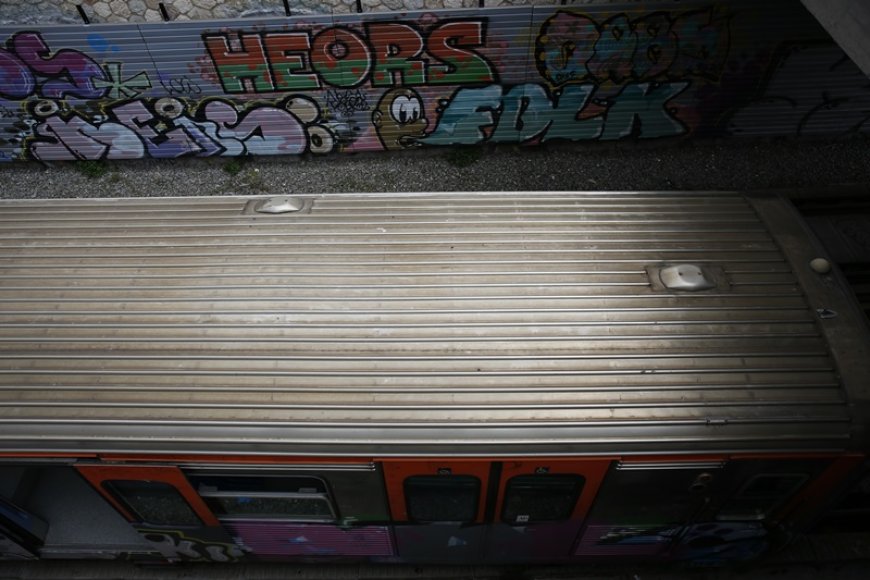 Παιδί καπνίζει ηλεκτρονικό τσιγάρο στην αγκαλιά της μητέρας του: Βίντεο σοκ από το Μοναστηράκι