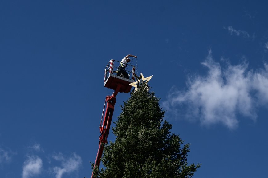 Στολισμός Αθήνας Χριστούγεννα 2025: Σε εορταστικό κλίμα “μπαίνει” η πρωτεύουσα