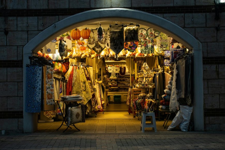 Εορταστικό ωράριο Χριστουγέννων 2025 Αθήνα – Πειραιάς: “Ζεσταίνεται” η αγορά