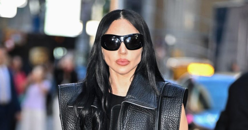 Lady Gaga: Ανανεωμένη με μαύρο μαλλί στους δρόμους του Παρισιού – Φωτογραφίες