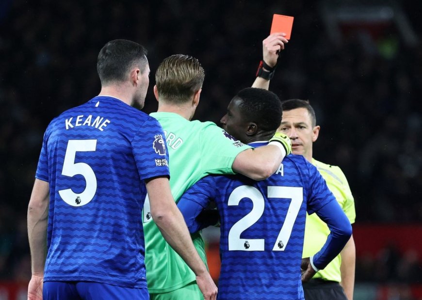 Κόκκινη κάρτα Έβερτον: Απίστευτο σκηνικό με την αποβολή του Γκέιγ στο ματς με τη Γιουνάιτεντ