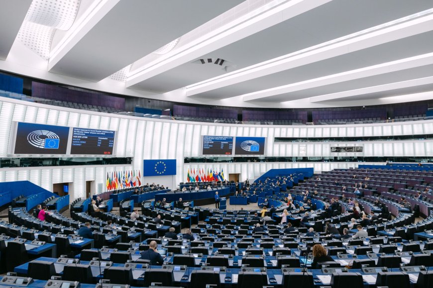 Ευρωβουλή – social media: Το ψήφισμα για τη χρήση από ανήλικους