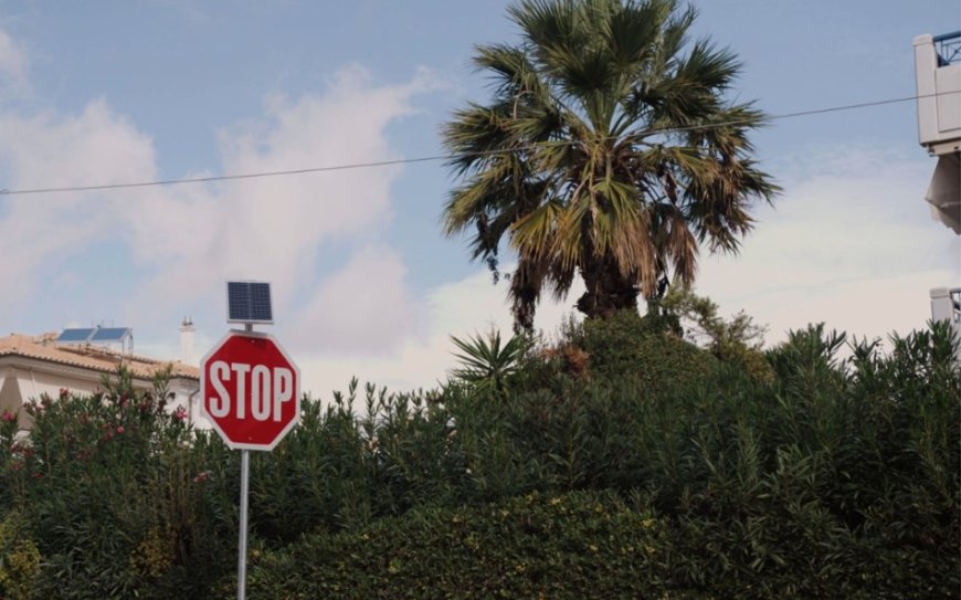Βριλήσσια: Νέα παλλόμενα ηλιακά STOP και ανακλαστήρες για ασφαλέστερες διασταυρώσεις
