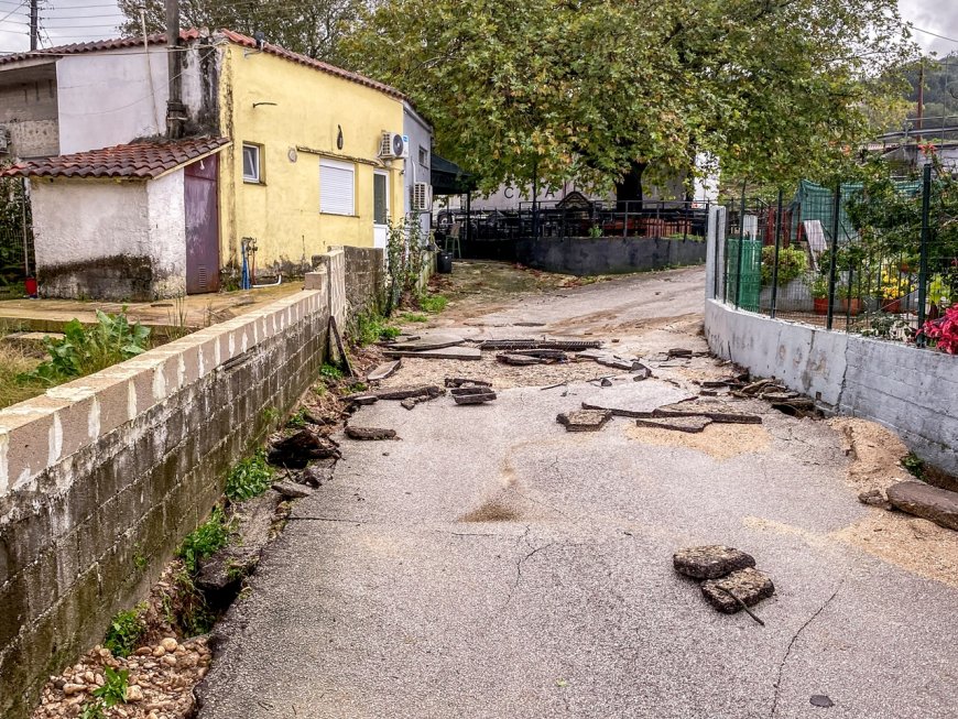 Τζουμέρκα κατολίσθηση: Σπίτια κρέμονται στον αέρα, δραματικές εικόνες