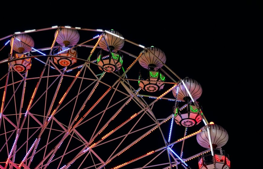 Χορεύοντας το «All I want for Christmas is you» στο χιονισμένο Παρίσι