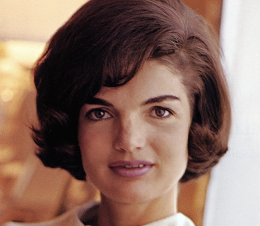 Σε δημοπρασία το βιολετί παλτό της Τζάκι Κένεντι Ωνάση: Ένα ιστορικό ένδυμα από τη νύχτα της εκλογής του JFK