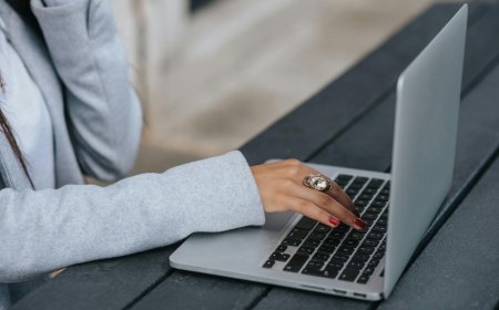 Cyber Monday 2025: Έφτασε η ημέρα των online εκπτώσεων – Τι να προσέξουν οι καταναλωτές