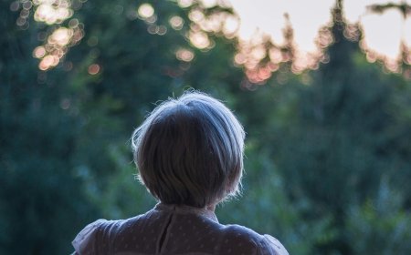 Το «δωμάτιο της αγκαλιάς»: Η σουρεαλιστική εφεύρεση ενός ιταλικού γηροκομείου που νίκησε την απομόνωση της Covid