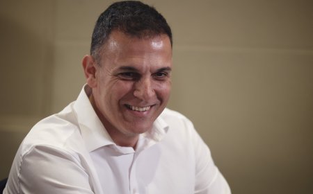 Καραμέρος για Τσίπρα: «Αρχηγού παρόντος πάσα αρχή παυσάτω»