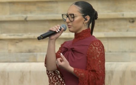 Τελετή Παράδοσης Ολυμπιακής Φλόγας: Η Κλαυδία τραγούδησε το «Αστερομάτα» στο Καλλιμάρμαρο (βίντεο)