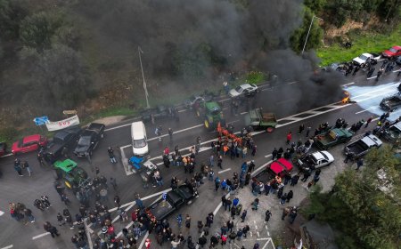 Επεισόδια με αγρότες στη Θεσσαλονίκη: Η στιγμή που κάνουν όπισθεν με τα τρακτέρ και κατευθύνονται προς τους αστυνομικούς