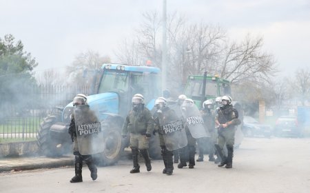 Πράσινα Φανάρια μπλόκο: Βίντεο από επίθεση τρακτέρ κατά ΜΑΤ