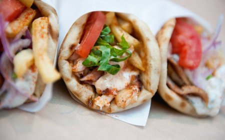 Σουβλάκι τιμή 2025: Σε ποια πόλη πλησιάζει τα 6 ευρώ