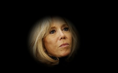 Μπριζίτ Μακρόν για φεμινίστριες: Έξαλλοι στη Γαλλία με το σχόλιό της έξω από θέατρο