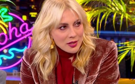 Σμαράγδα Καρύδη για «Παρά Πέντε»: «Ξαναφόρεσα την περούκα της Ντάλιας και μόλις σμίξαμε οι πέντε, ξεκινήσαμε κατευθείαν τις σκηνές»